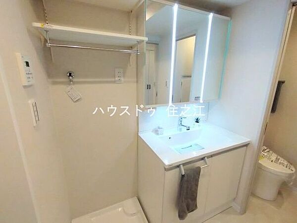 家族がトイレや浴室を使用中でも気兼ねなく洗面台を使えるため、朝の身支度ラッシュ時もストレスなくスムーズに利用できます