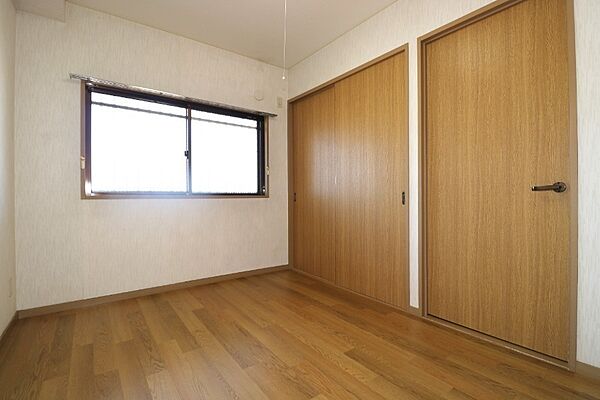 画像19:寝室や子供部屋に最適なもう一つの洋室。木材の温もりを感じます
