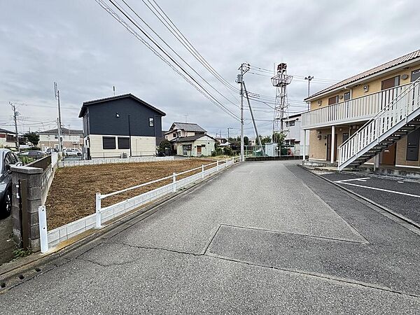 西側は水路を挟み開発道路となっています