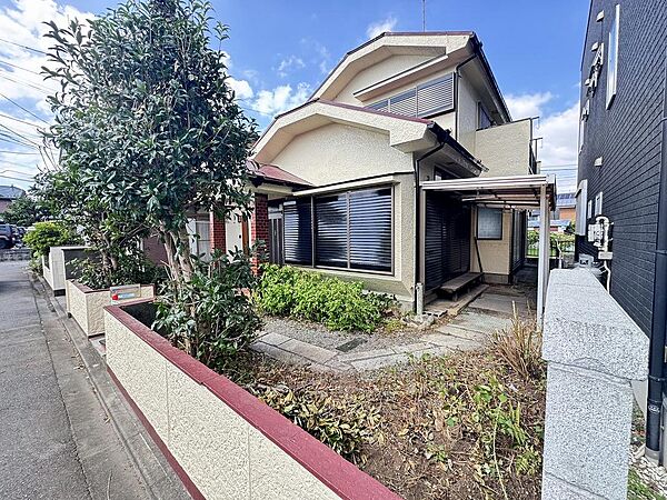 庭先広々としており、別途工事で駐車スペースにも出来ます