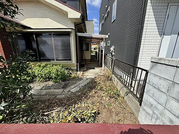 庭先広々としており、別途工事で駐車スペースにも出来ます