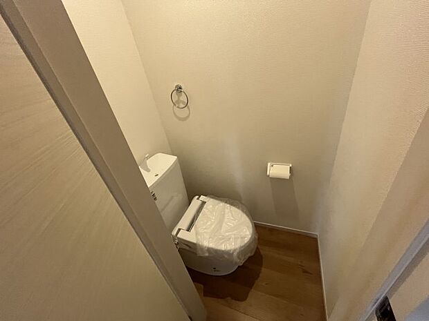 2階にもトイレがあるので混み合う朝や夜中も安心ですね。