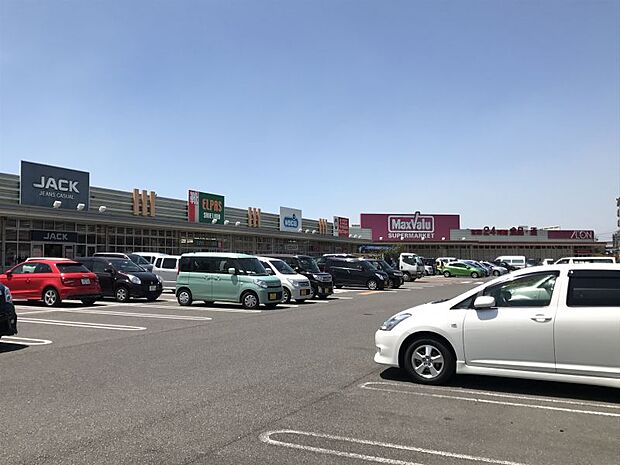 マックスバリュ大府店　車で約9分　3000ｍ　駐車場広々。このあたりのスーパーではめずらしい24時間営業なので便利です。