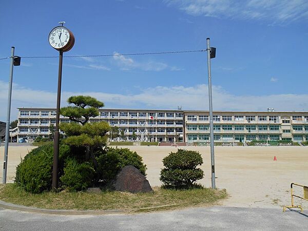 竜海中学校/徒歩約7分/500ｍ　愛知県岡崎市明大寺町にある公立中学校。岡崎市内の中学校の中でも1.2を争うくらいの生徒数です。運動場も広く施設もしっかりしています。