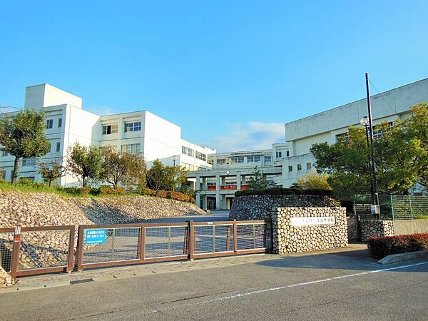 六ツ美中学校　徒歩約35分（約2800ｍ）愛知県岡崎市下青野町にある公立中学校。