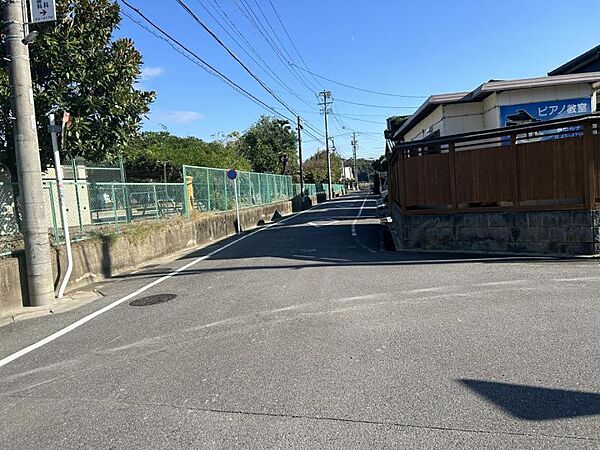 北西側前面道路幅員約5.4メートルでゆとりがあるため車の出入りもスムーズです。