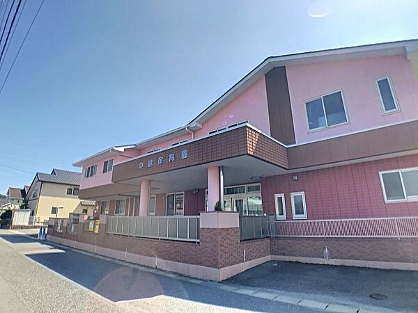 中島保育園　徒歩約5分（約423ｍ）保育時間：【平日】午前8時～午後4時　【土曜日】午前8時～午後0時30分　※延長保育については、保護者の勤務時間によって希望を出すことが出来ます。