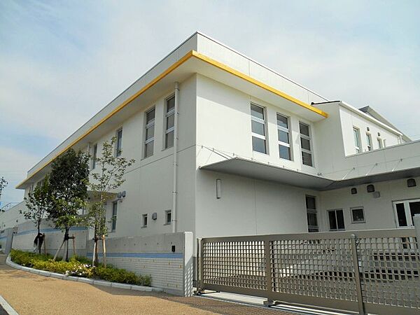 若松保育園　徒歩12分　約900m鉄筋コンクリート造の2階建てになります。【保育時間】平日　7時から19時、土曜　7時から19時