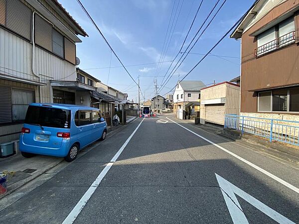 前面道路は広々としていますので見通しがいいです！