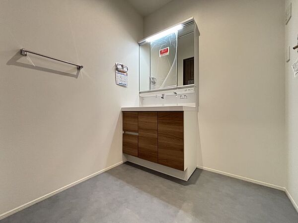 収納棚付きの綺麗な洗面台！常にすっきりとした空間を保てます！