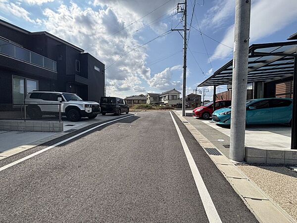 前面道路は幅員約6ｍ！対向車が来ても安心できる広さがあります！