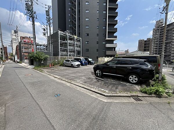 角地で車の出入りがしやすく駐車が苦手な方でも安心です◎