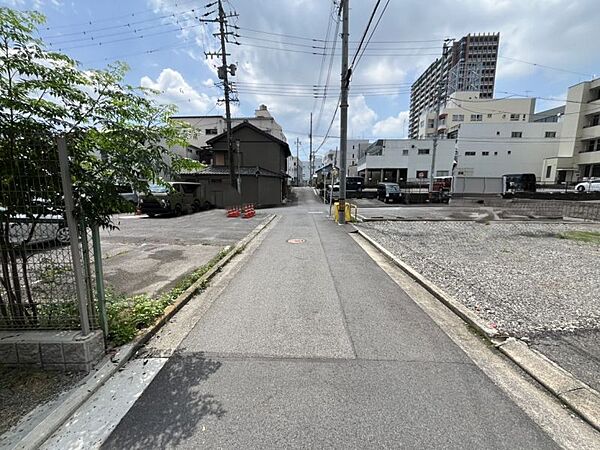 徒歩5分圏内にコンビニ・スーパー・ドラッグストアがあり、日々のお買い物に困りません！