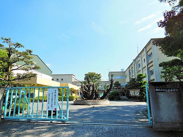 連尺小学校まで　1470m　徒歩約19分●北岡崎駅と中岡崎駅の中間に位置する。周辺には常北中学校や岡崎西高校もあり、学生・生徒の多い地区である。