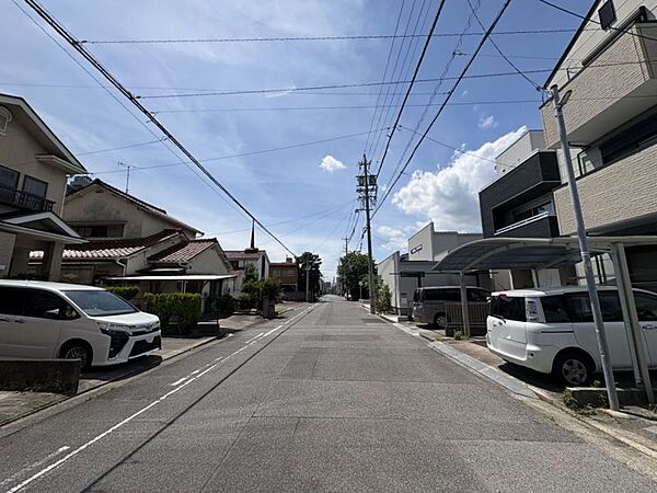 コンビニや薬局など生活便利施設が徒歩圏内にあり生活しやすい立地です。お問合せお待ちしております！