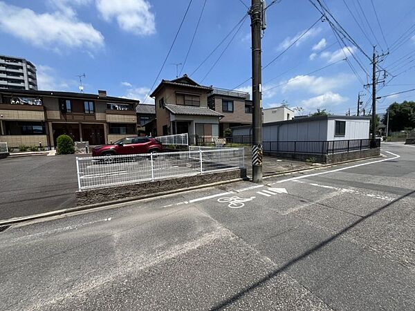 前面道路幅員は約6.4ｍと広く、車でのお出かけもゆったり通行できて安心です。
