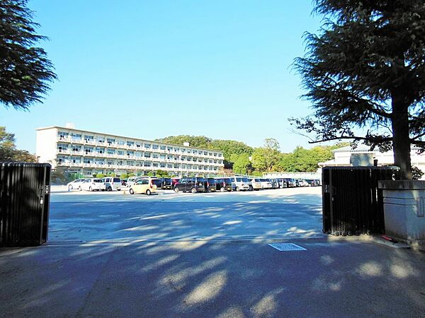 甲山中学校まで　2216m　徒歩約28分●愛知県岡崎市の公立中学校。岡崎市中町に位置する中学校。1947年に開校した。校名の「甲山」の由来は、同市六供町の甲山から。