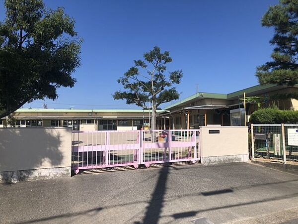 中園保育園まで　267m　徒歩約4分●1974年春に開園して50年の歴史がある保育園です。園のすぐ周囲は田畑中心ですが、田畑以外でいうと中学校が園の北部にあります。