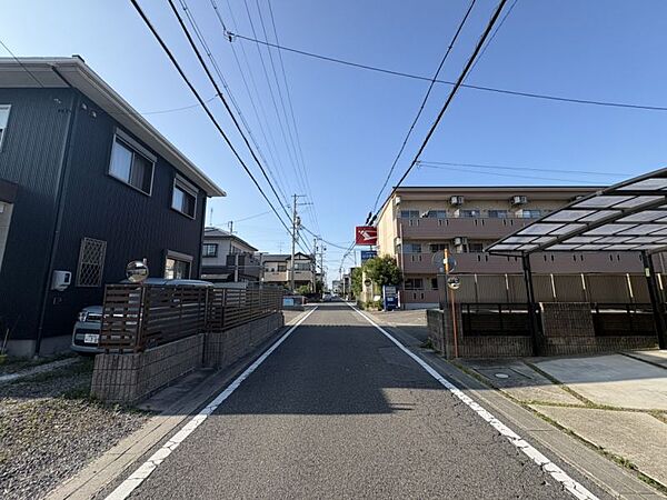 周辺道路の車通りが少なくお子様のお出かけや通学にも安心のお土地です。