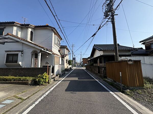 周辺の商業施設も充実しており過ごしやすい環境です。