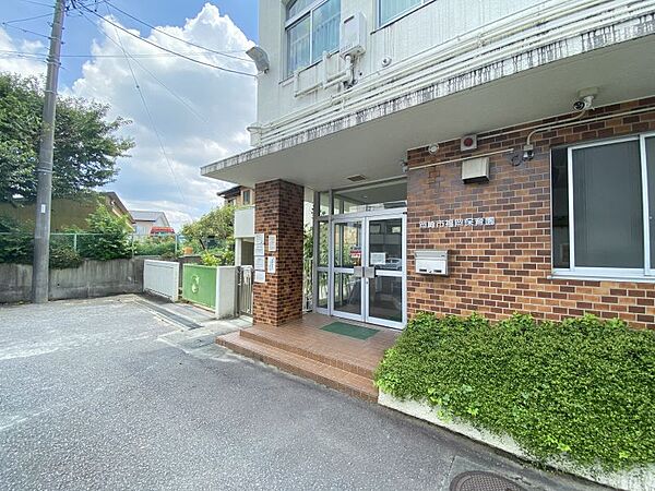 福岡保育園まで　924m　徒歩約12分●岡崎市が運営する公立の施設です。園庭が広く、園舎は2階建てです。土曜日も平日と同じ時間帯で受け入れています。