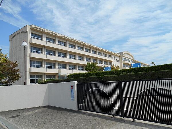 竜南中学校まで　1000m　徒歩約13分●愛知県岡崎市緑丘にある公立中学校。「質実剛健」を校風として受け継ぎ、知・徳・体の調和のとれた、たくましく心豊かな生徒の育成をめざします。