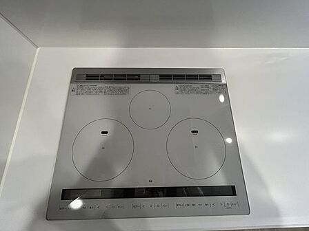 3口IHコンロ付き！お掃除も楽でお子様や高齢の方も安心してお使いいただけます♪