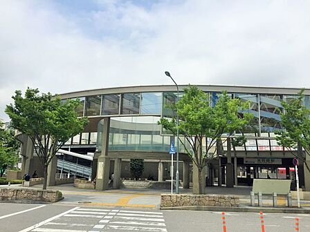 東岡崎駅まで　900m　徒歩約12分●市役所や岡崎城などに近く、駅周辺は中心市街地が広がることから、市の中心駅としての役割を担っている。通勤・通学の乗換にも便利な駅です。