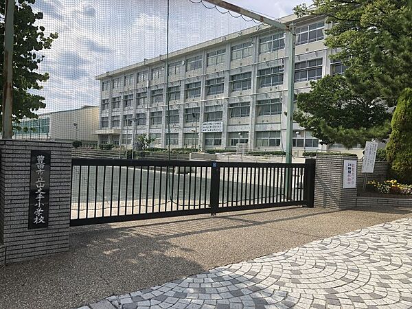 山之手小学校まで　450m　徒歩約6分● 車のまち豊田 を象徴とする絶え間ない車の流れを横に見ながら、真剣さ・たくましさ・やさしさ を校訓として毎日元気に活動しています。