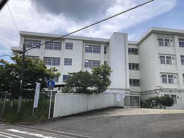 豊南中学校まで　2700m　徒歩約34分●昭和30年に開校しました。