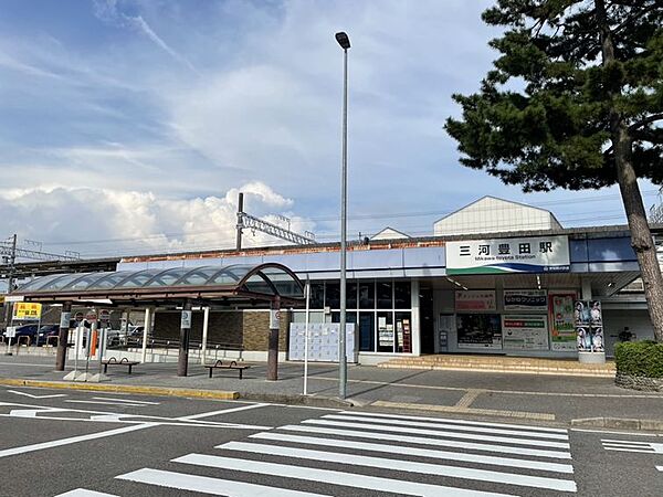 三河豊田駅まで　415m　徒歩約6分●トヨタ自動車本社に最も近い駅で　駅の周辺はトヨタ自動車本社工場をはじめとした企業のオフィスや工場の集まる住宅地が広がっている。