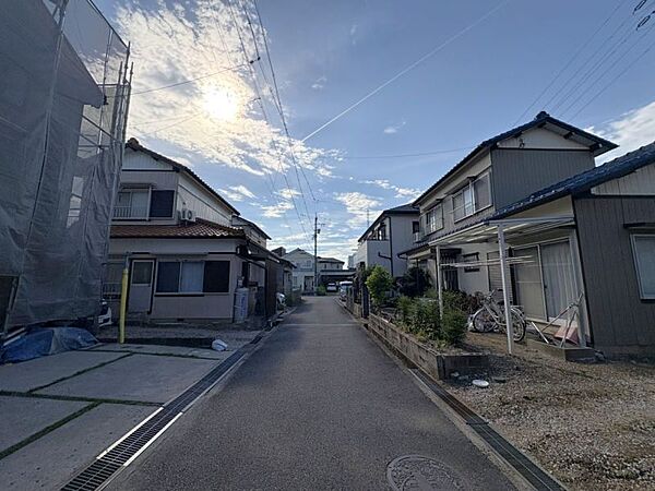前面道路は交通量が少ないため小さなお子様がいても安全！