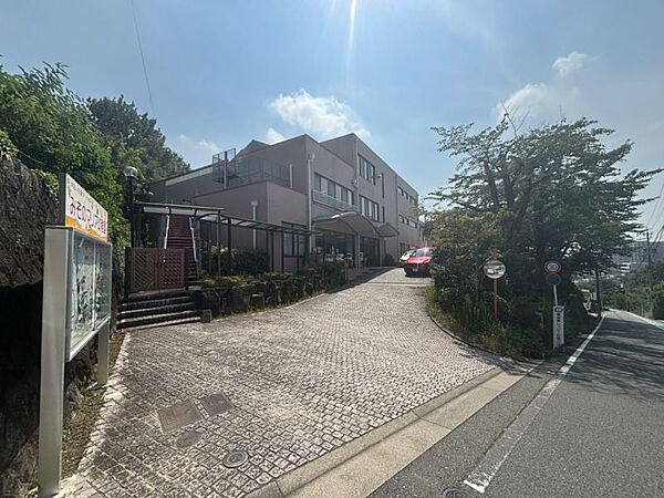 みそのマリア幼稚園まで　589m　徒歩約8分●目的“体のたくましさ心の優しさ生きる力を”「伸びる子」の基本作り　子どもを尊重し自由に遊びを選び考え工夫し集中しやりとげる力を培う。