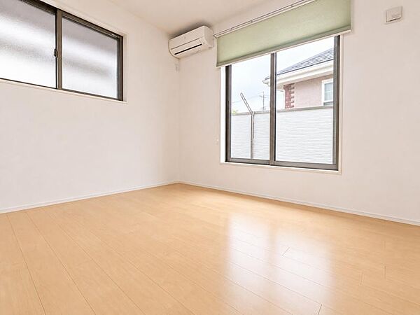 2階の居室全て2面採光で明るいお部屋です。※一部CG加工により残置物を除去しています。