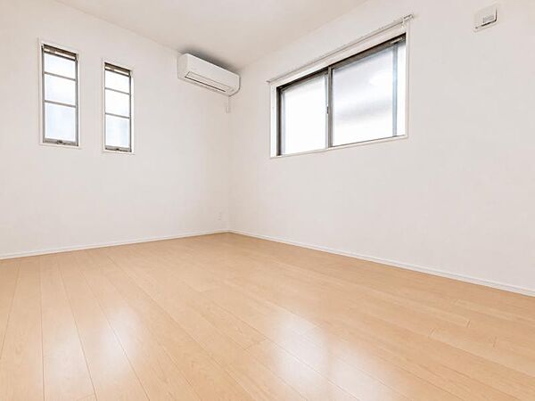 木目のフローリングが暖かみのある室内に。※一部CG加工により残置物を除去しています。