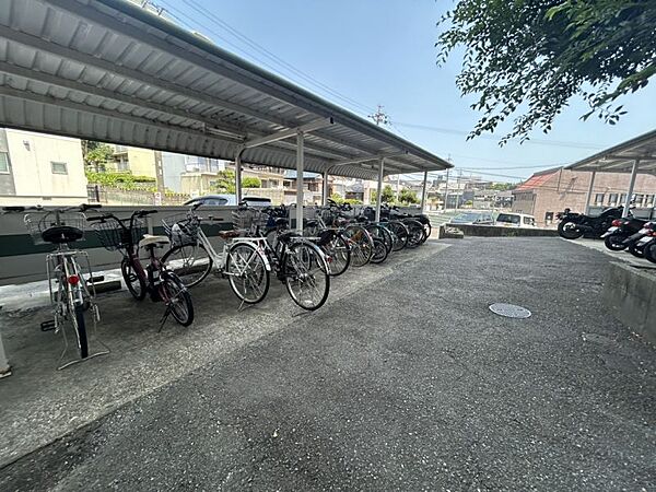 屋根付きの自転車置き場とバイク置場です!!