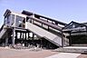 周辺：西岡崎駅まで　720m　徒歩約9分●東海道本線の駅。2020年3月20日にエレベーターが設置された。岡崎駅が管理する無人駅である。自動券売機と自動改札機が設置されている。