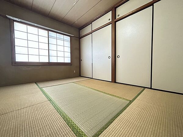 主寝室としてもご活用いただけます！大きめの窓から陽光が差し込むため明るい空間に！