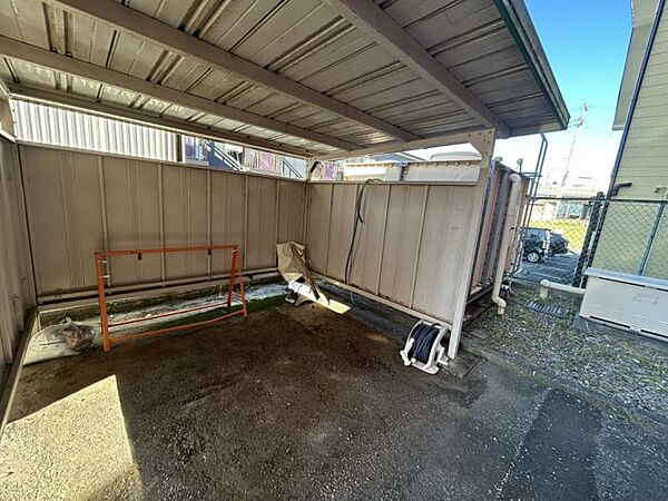 駐輪場は屋根がありますので雨風から守ることができます！