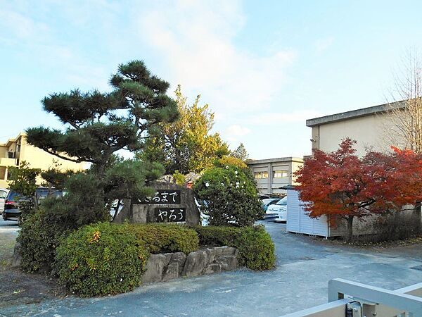 羽根小学校まで　883m　徒歩約12分