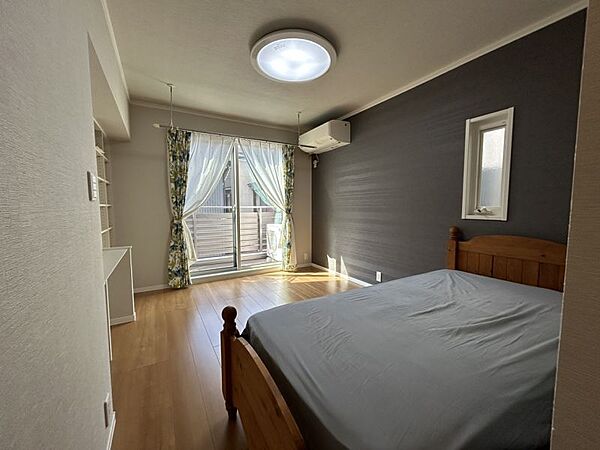 バルコニーに面した洋室は明るく風通しも良く、開放感のある心地よいお部屋です。日当たりも良好です！
