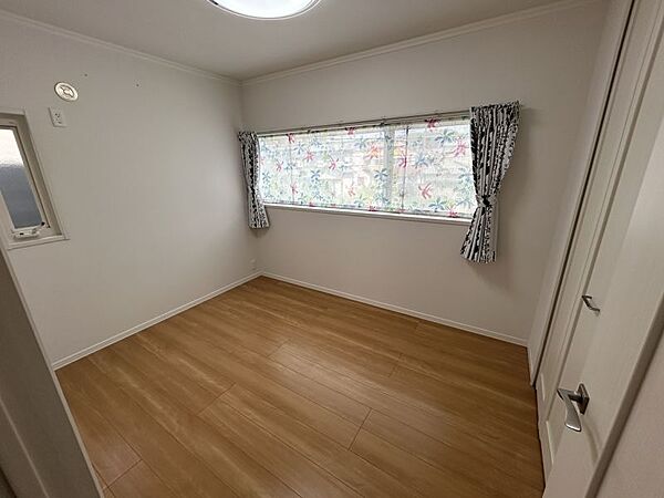 落ち着いた雰囲気の洋室は、寝室や子ども部屋など多用途に使える、使い勝手の良い空間です。