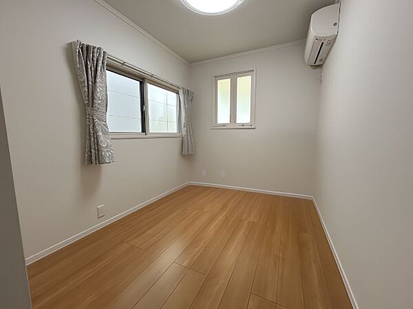 お掃除もラクチンなフローリングのお部屋です※一部CG加工により残置物を除去しています。