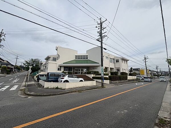 奈良井保育園まで　593m　徒歩約8分●恵まれた環境で様々な遊びを通して子供たちの成長を促す保育園です。定員数200名の児童を受け入れています。