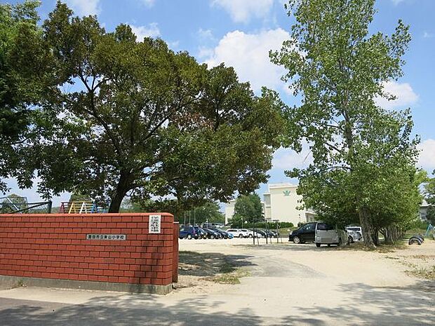 豊田市立東山小学校特別支援学級あり。住宅団地の端にある小学校ですが、背後には緑がたくさんあり、ふるさとを大切にした教育に力を入れています。 600m