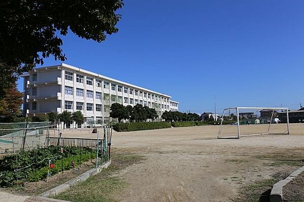 豊田市立前林中学校（堤・駒場小学校より進学）特別支援学級あり。花の力を生かした体験活動に力を入れており、花を育て、花を贈ることで生徒の感性を豊かにし、また地域の方々との交流を深めています。 2600m