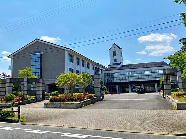 豊田市立童子山小学校特別支援学級あり。明治20年に創設され、豊田市内でも古くからある伝統的な学校です。ランチルームがあり、縦割りでランチをしたり、色々と活用されています。 730m