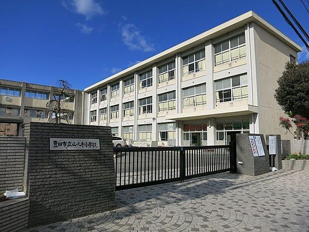 豊田市立山之手小学校特別支援学級あり。地域ぐるみで子供たちを教育しようとされています。学習サポーター制度、そらまめくん読み語り、地域講師によるクラブ活動がされています。 850m
