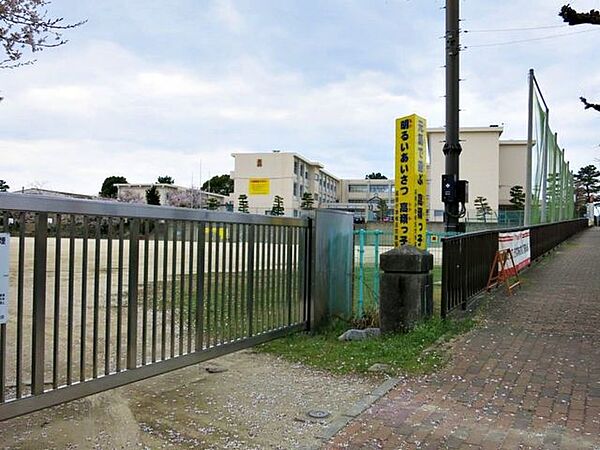 高嶺小学校特別支援学級あり。「あいさつ運動」が熱心で、毎朝校長先生が率先して、正門前で子どもたちに大きな声で挨拶をしています。 450m