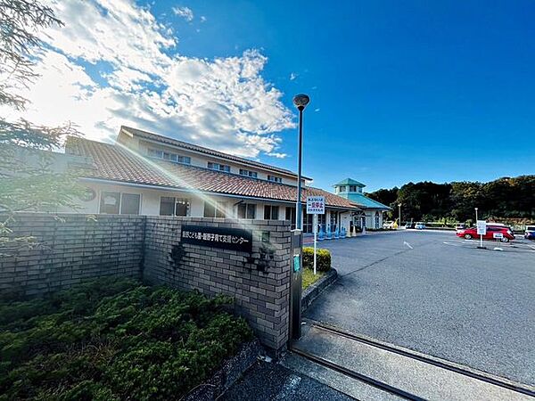 飯野こども園開所時間（7：30～19：00月～土）周囲は森で囲まれ小さな小川も流れています。近くの飯野山に登山に出かけるのも恒例となっており登山を通して最後まで頑張る力を歩く力、人と関わる力を育ん…